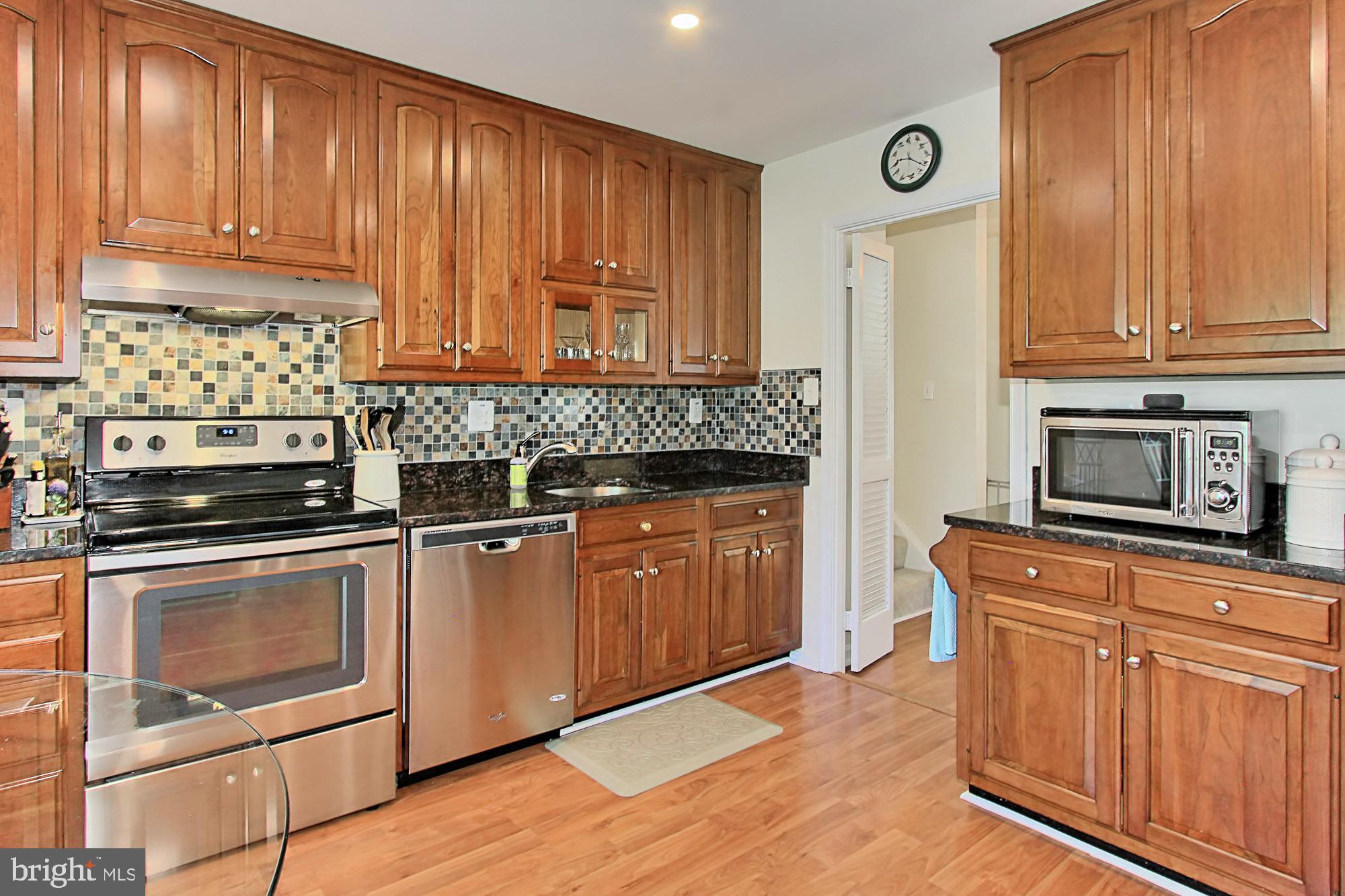 2322 Archdale Road Reston, VA 20191 - Photo 11 of 36 Stainless Steel Appliances & Custom Backsplash