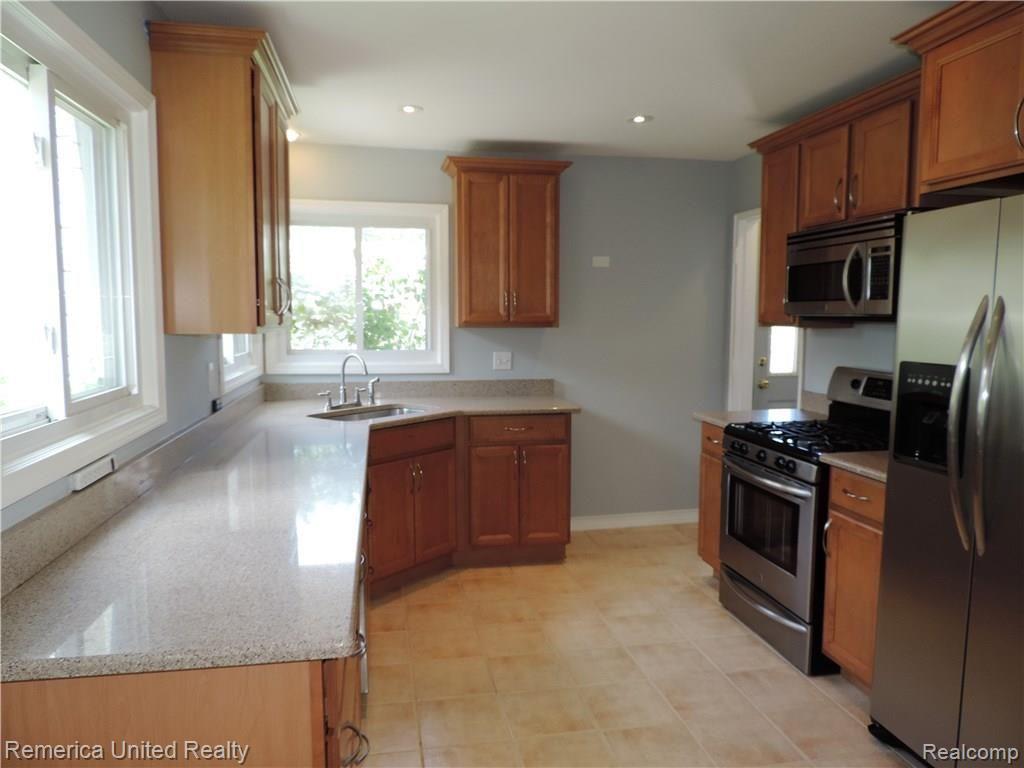 32020 Marblehead Road Farmington, MI 48336 - Photo 6 of 32 DSCN5360.JPG