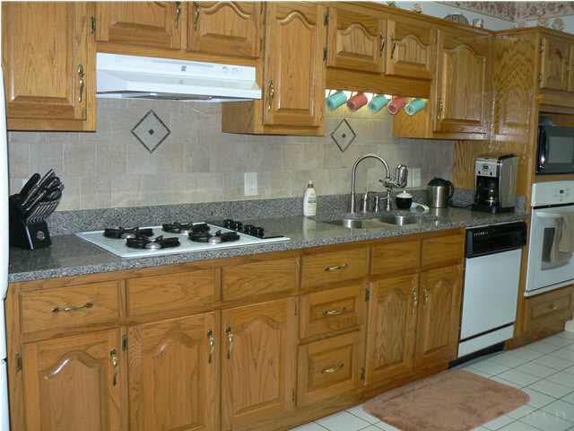 6545 Martin Road Milton, FL 32570 - Photo 4 of 18 Close up in kitchen showing gas stove and tile back splash