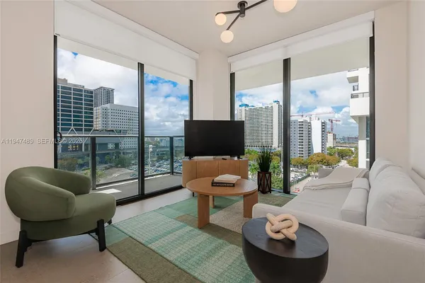 $890,000 | 11 Northeast 6th Street, Unit 814, Miami, FL 33132