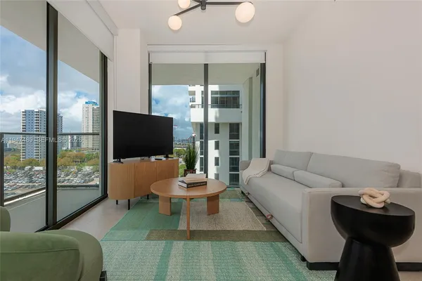 $890,000 | 11 Northeast 6th Street, Unit 814, Miami, FL 33132