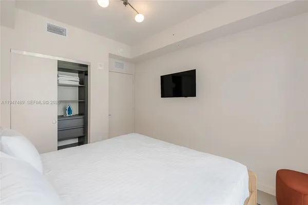 $890,000 | 11 Northeast 6th Street, Unit 814, Miami, FL 33132