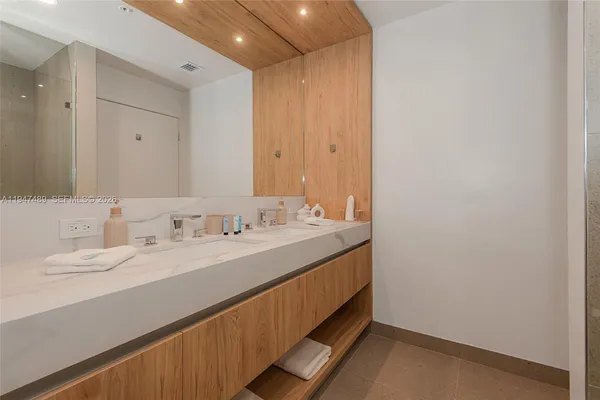 $890,000 | 11 Northeast 6th Street, Unit 814, Miami, FL 33132