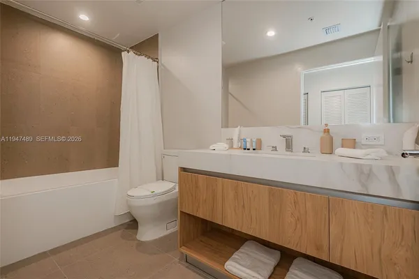 $890,000 | 11 Northeast 6th Street, Unit 814, Miami, FL 33132