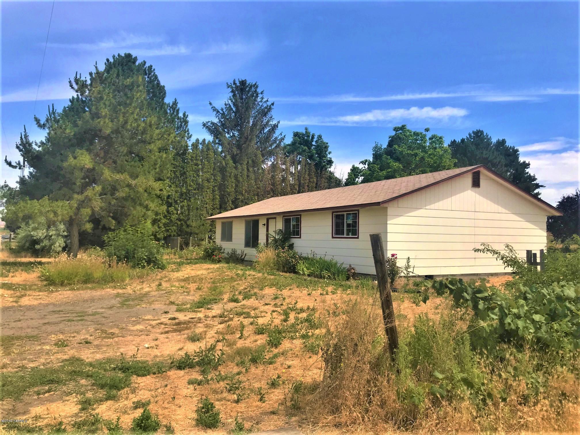 811 North County Line Road Grandview, WA 98930 - Photo 11 of 11 a view of a house with a yard