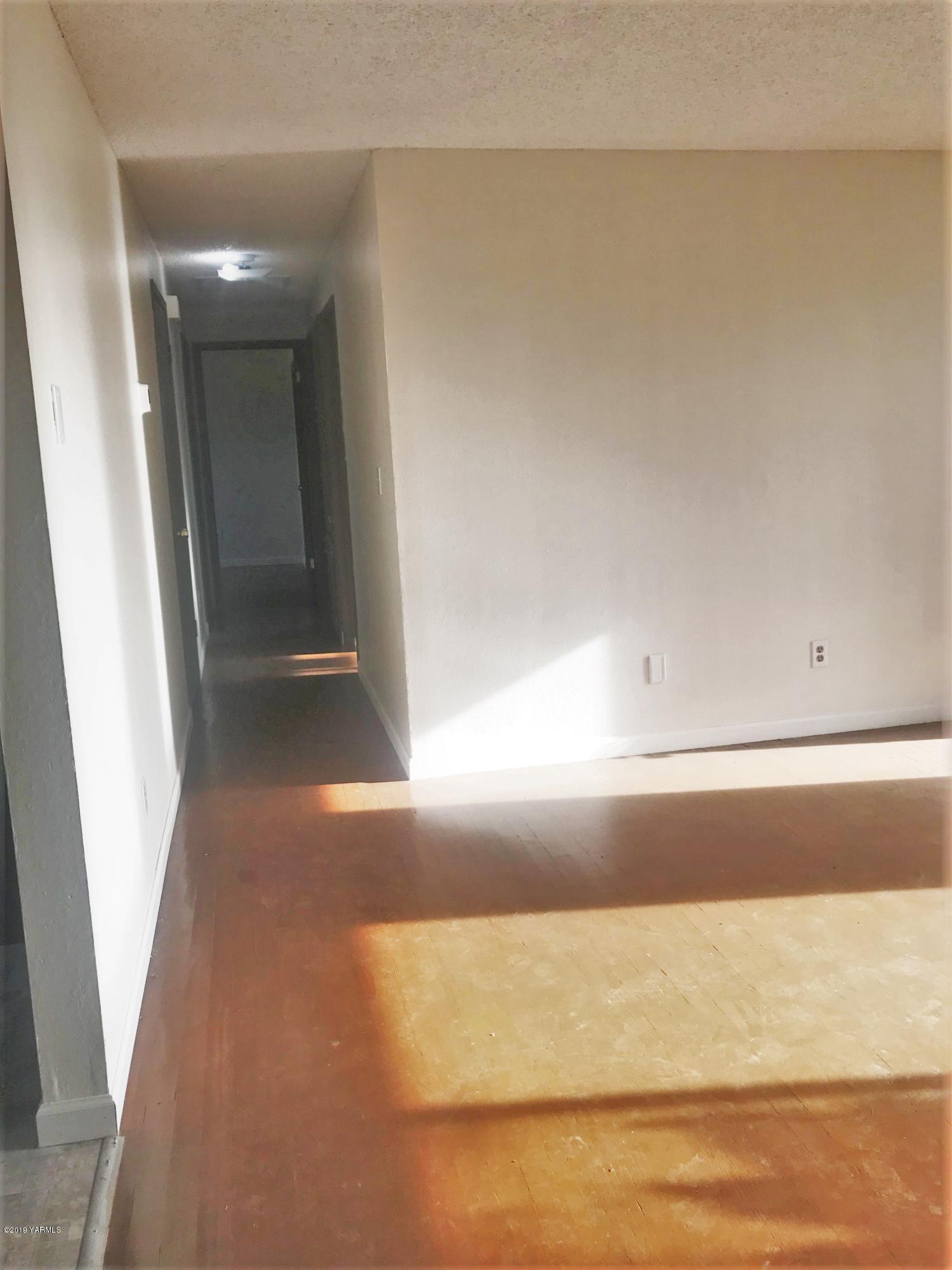 811 North County Line Road Grandview, WA 98930 - Photo 5 of 11 a view of room