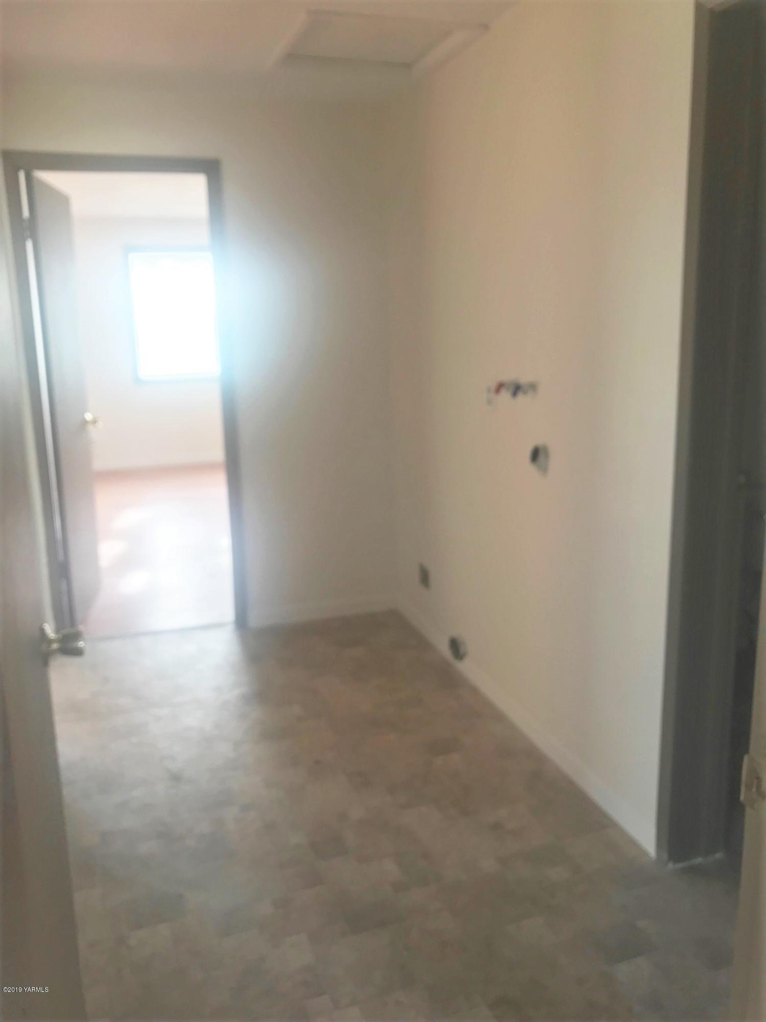 811 North County Line Road Grandview, WA 98930 - Photo 6 of 11 a view of empty room