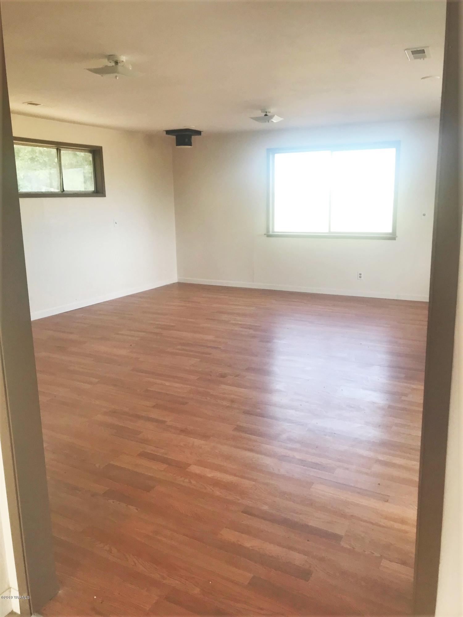 811 North County Line Road Grandview, WA 98930 - Photo 7 of 11 an empty room with a window
