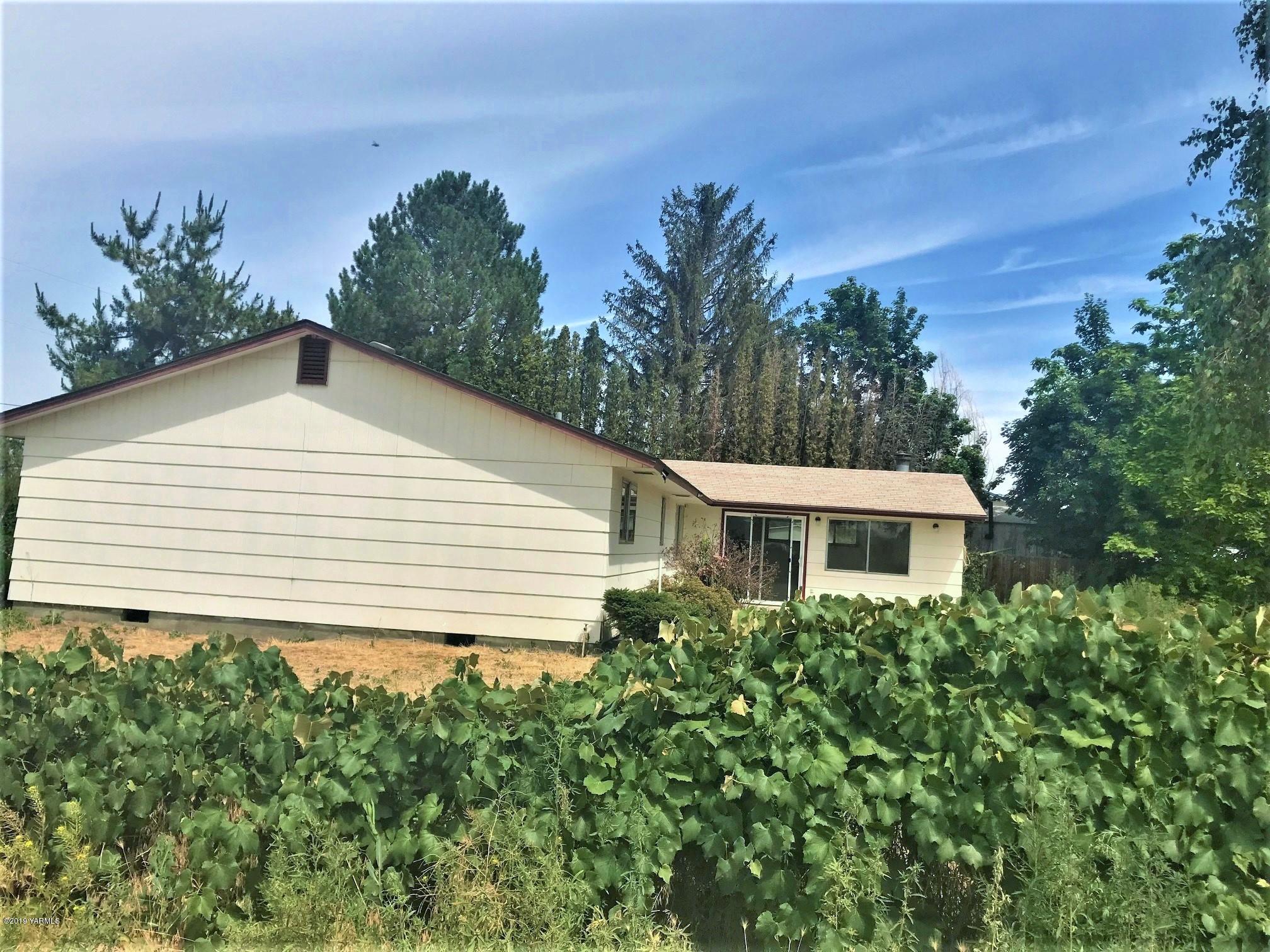 811 North County Line Road Grandview, WA 98930 - Photo 10 of 11 a front view of a house with a yard