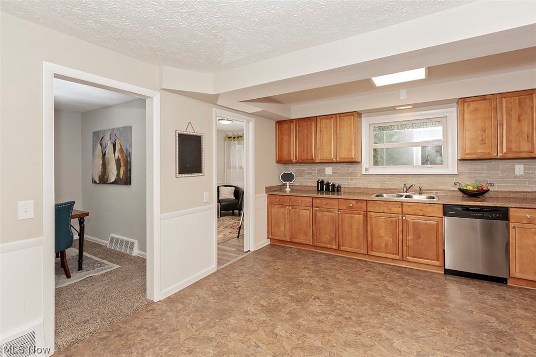 1220 Dorsh Road Cleveland, OH 44121 - Photo 13 of 30