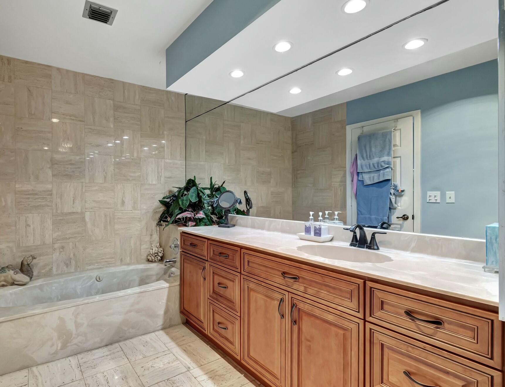 7448 La Paz Boulevard, Unit 102 Boca Raton, FL 33433 - Photo 11 of 23 JACUZZI TUB