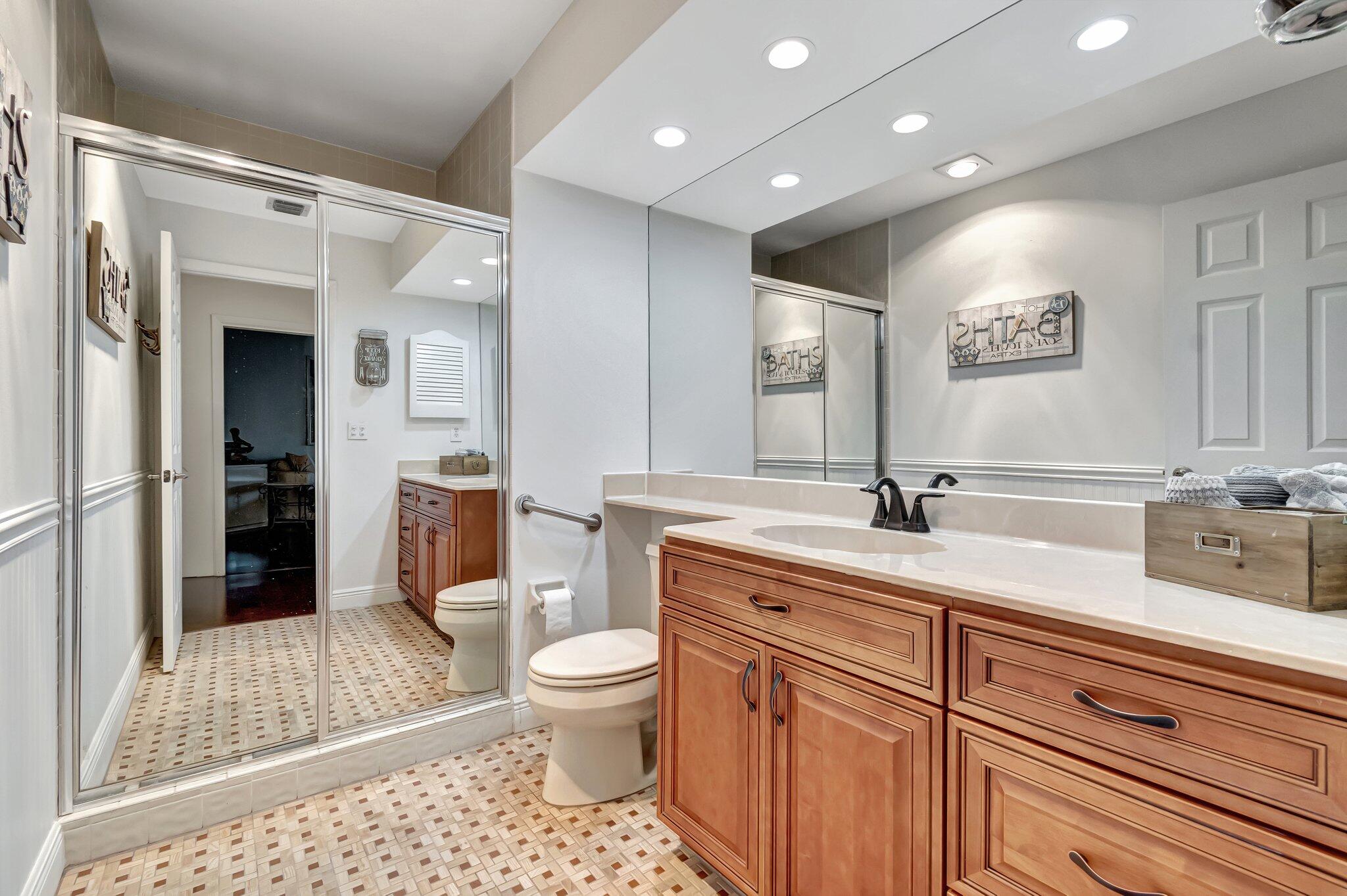 7448 La Paz Boulevard, Unit 102 Boca Raton, FL 33433 - Photo 13 of 23 SECOND BATH