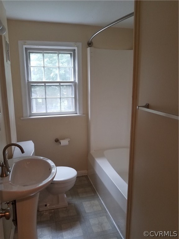 1111 Ocala Road Henrico, VA 23229 - Photo 10 of 14 Second Floor - Hall bath - Tub/Shower, window, Ped