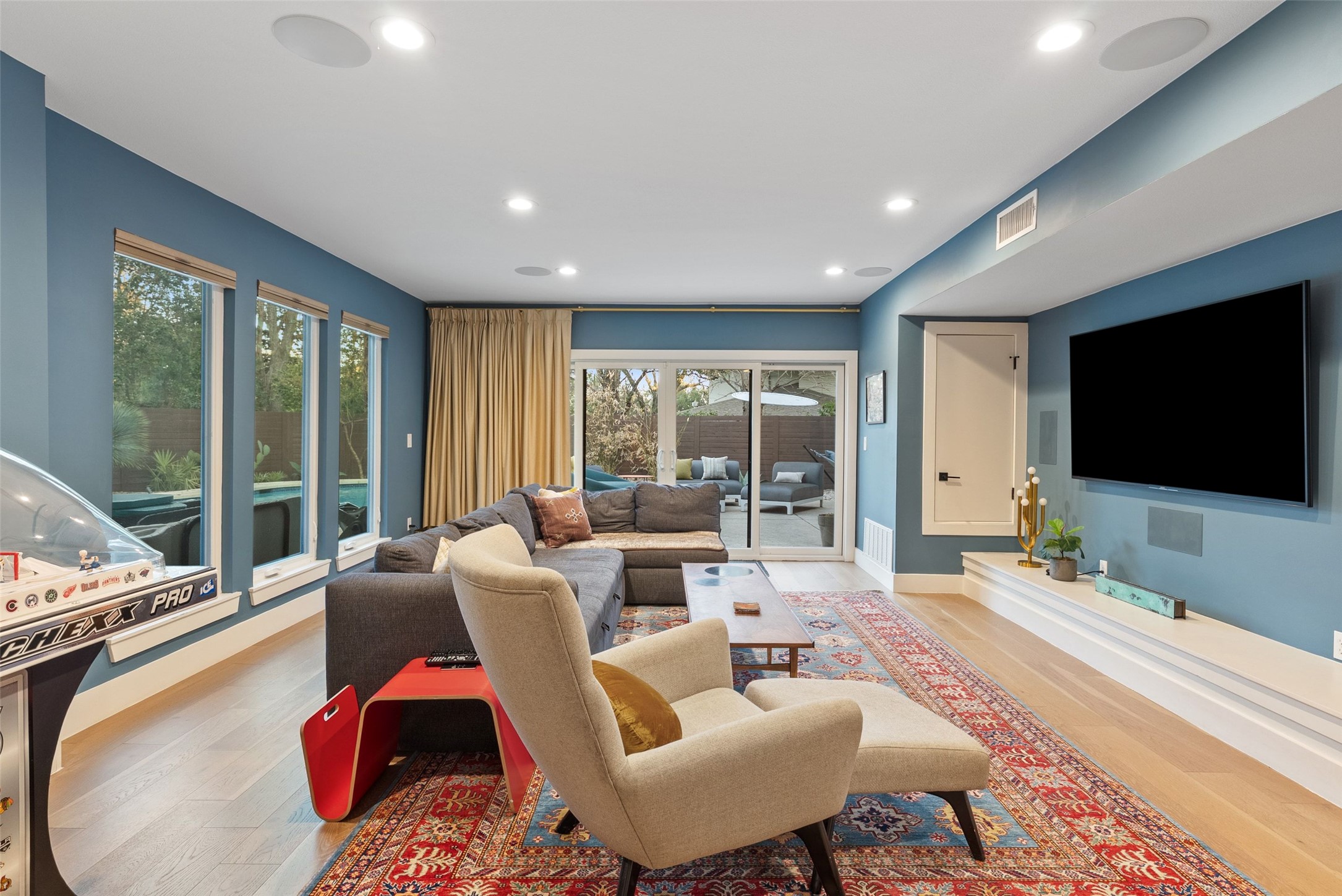 3302 Cherry Tree Circle Austin, TX 78731 - Photo 23 of 37 a living room with furniture and a flat screen tv