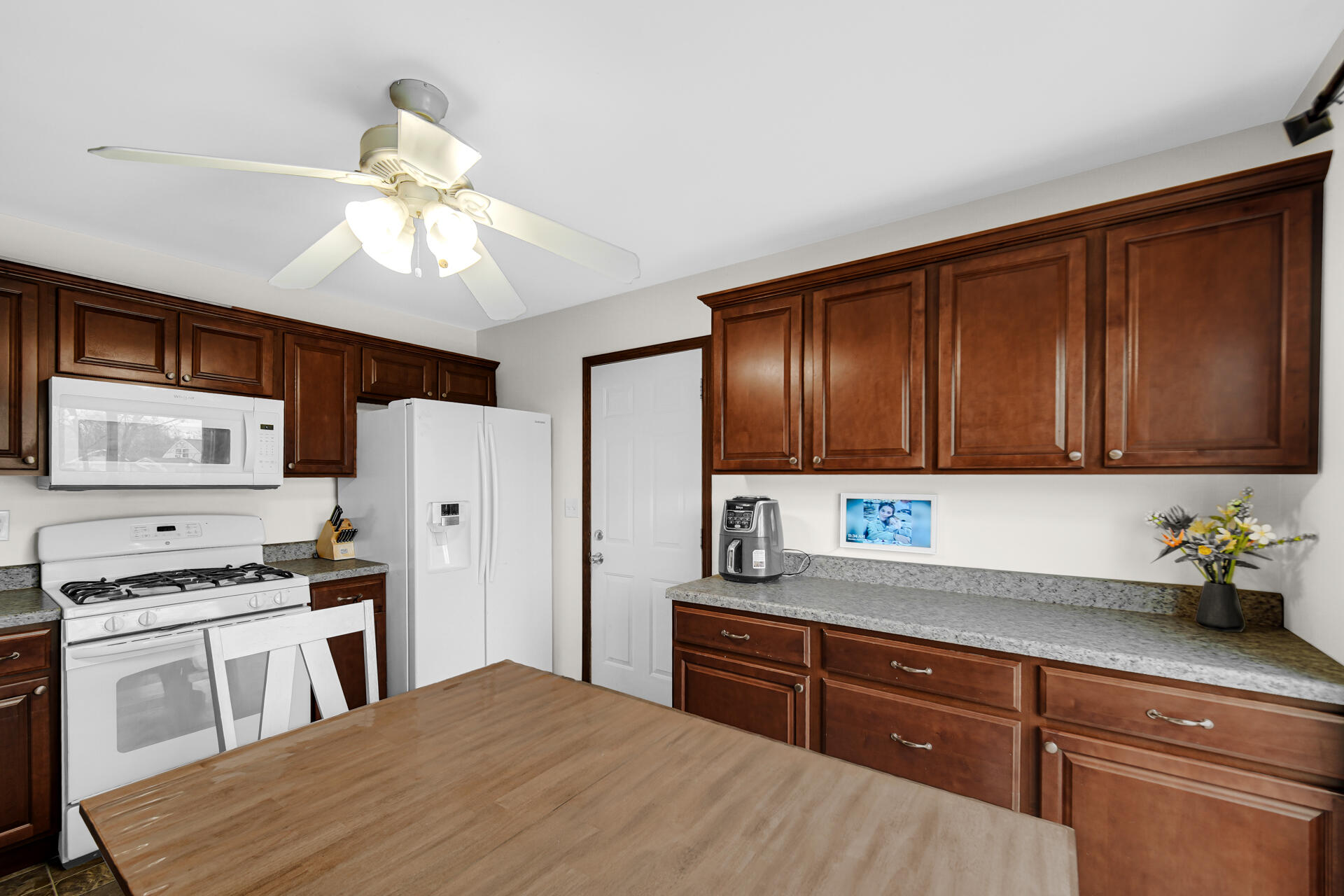 379 Rainier Road Valparaiso, IN 46385 - Photo 4 of 12 1920x1280