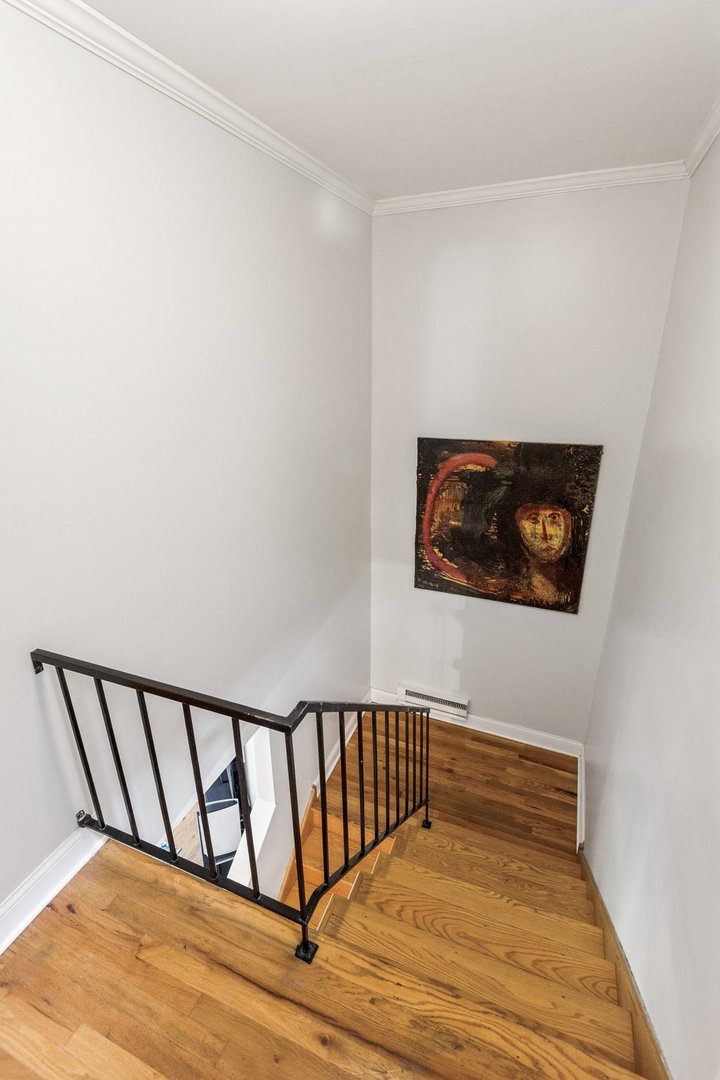 429 West Grant Place, Unit D Chicago, IL 60614 - Photo 13 of 20 a view of a hallway