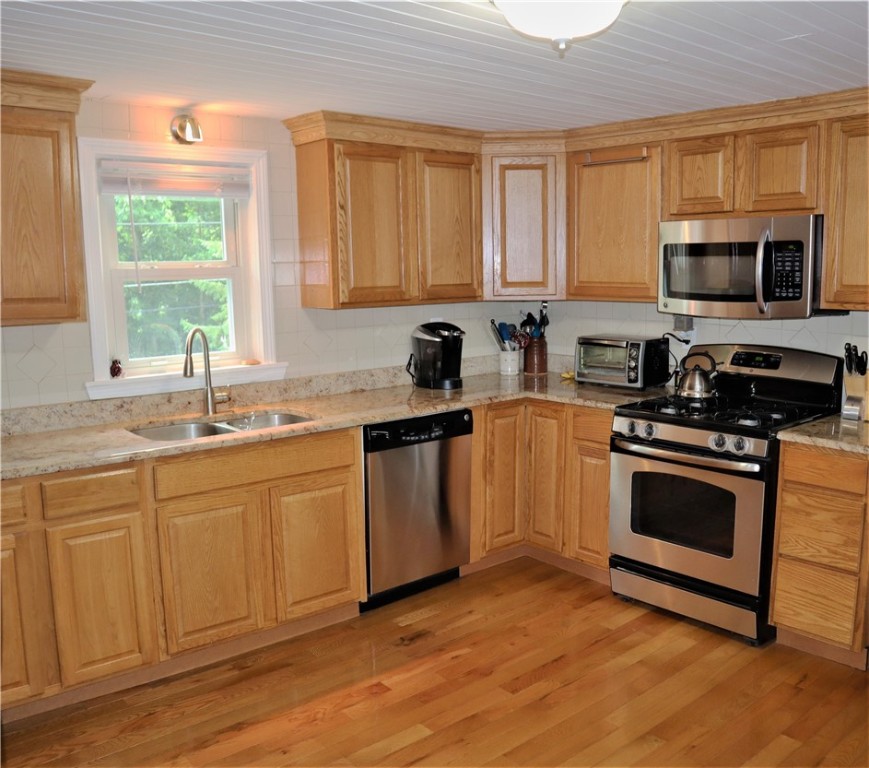 22 Narragansett Road Cumberland, RI 02864 - Photo 4 of 25