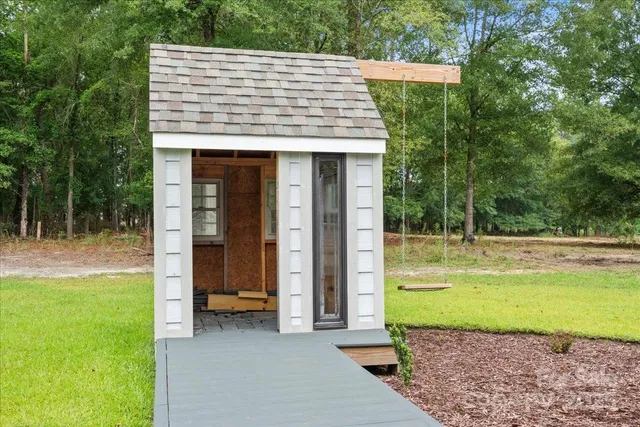 a view of a house with backyard porch and garden