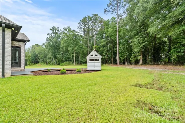 a house view with a outdoor space