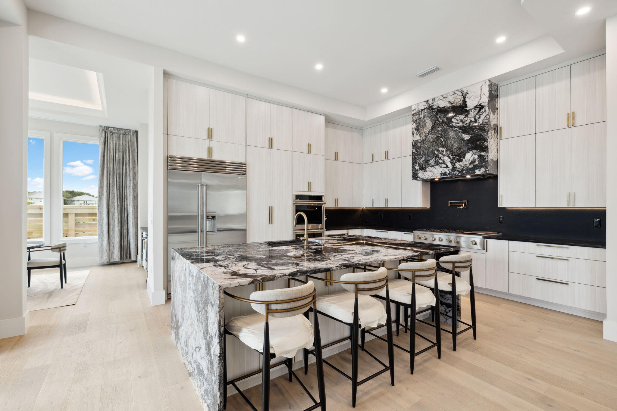 92 Southern Cross Ln Inlet Beach Inlet Beach, FL 32461 - Photo 10 of 19 a kitchen that has a table and chairs in it
