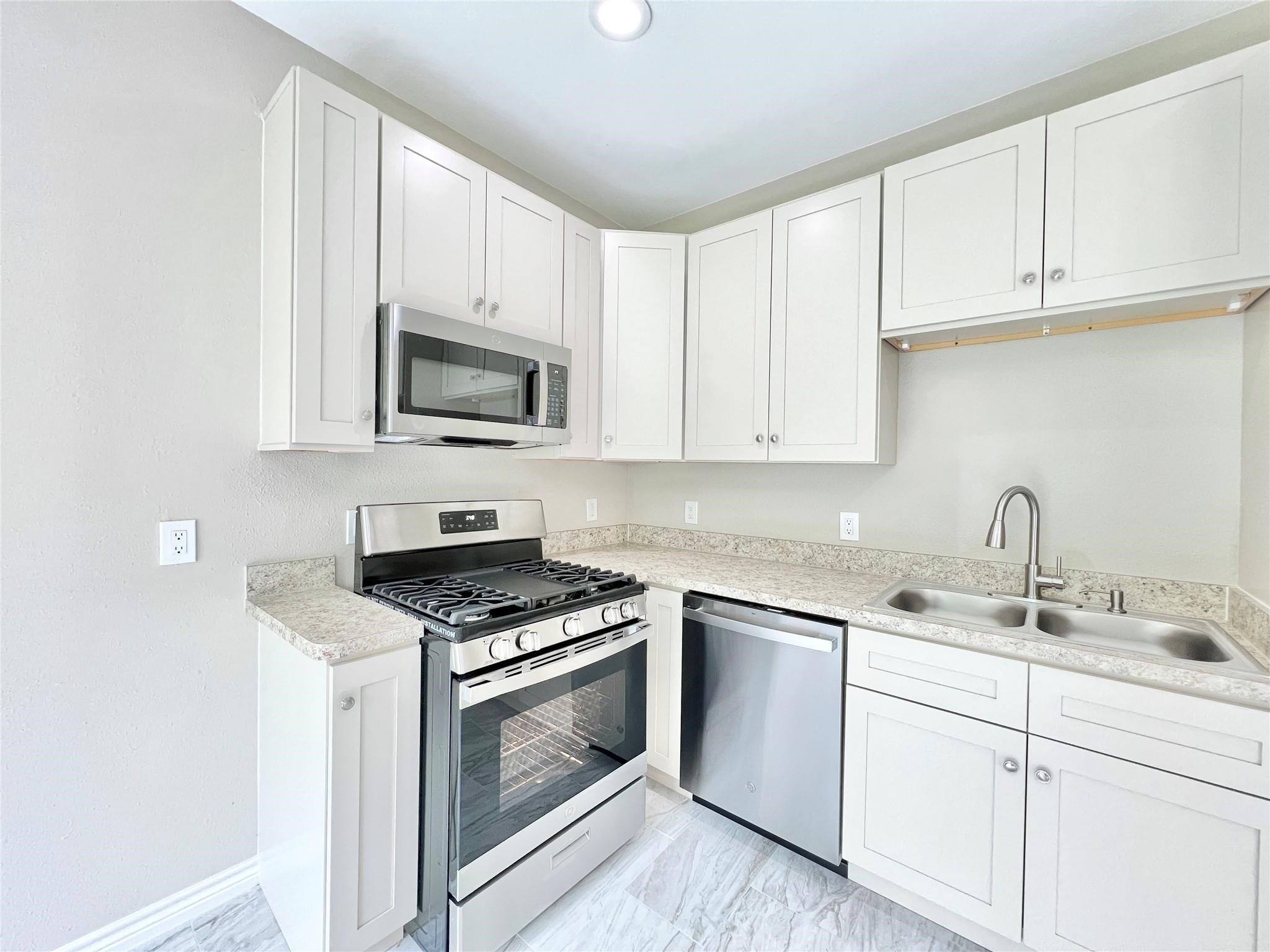 5602 Hirondel, Unit B Houston, TX 77033 - Photo 5 of 10