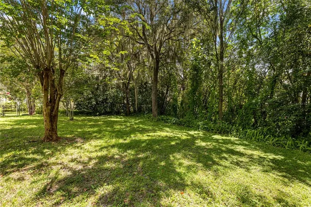 a view of a house with backyard and garden