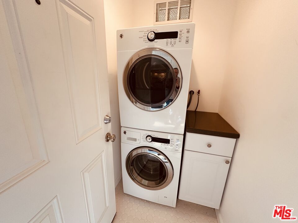 2039 Tuna Canyon Road, Unit B Topanga, CA 90290 - Photo 6 of 19 a utility room with dryer and washer