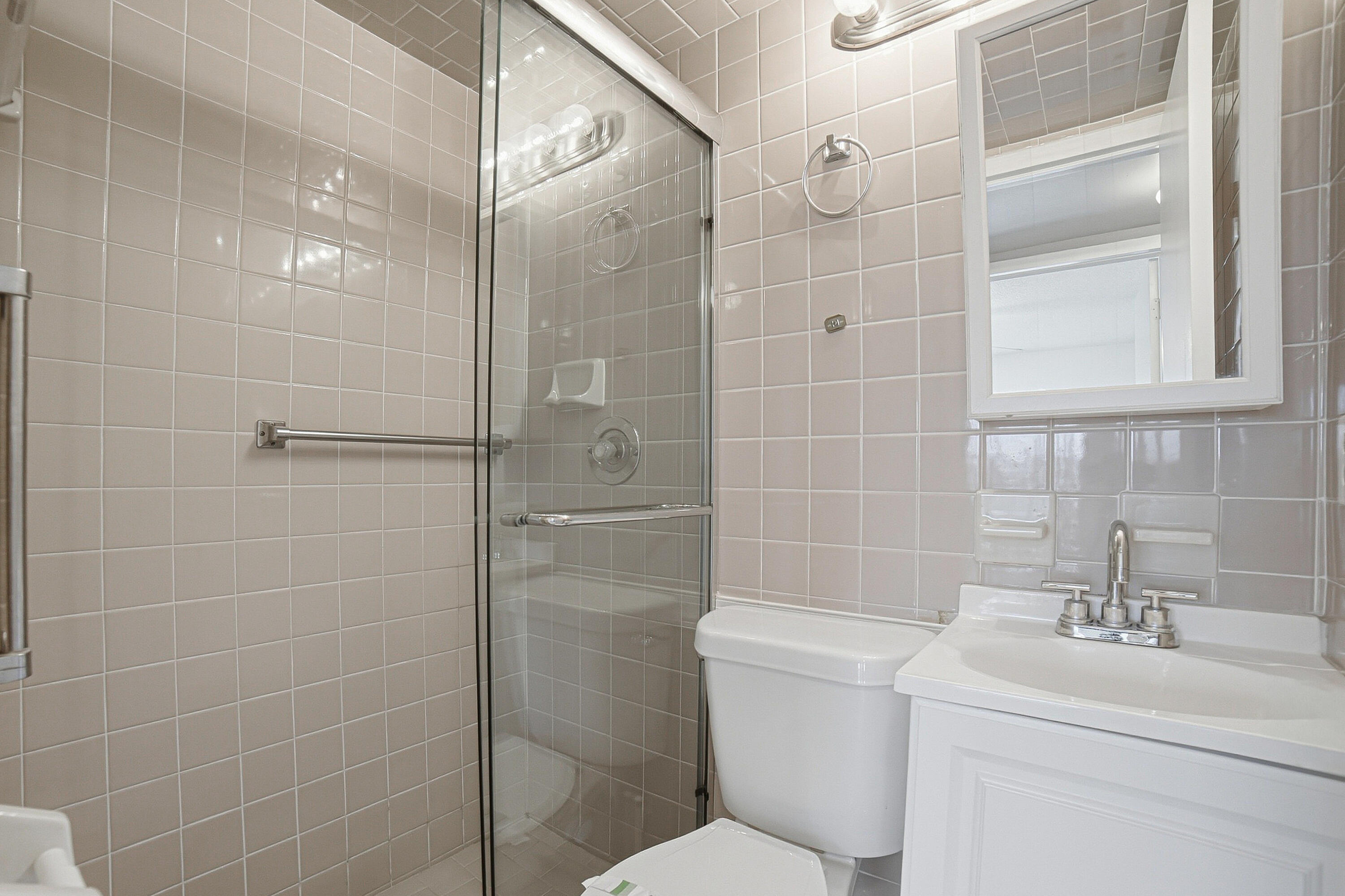 3002 Exeter Boca Raton, FL 33434 - Photo 13 of 22 Bathroom2