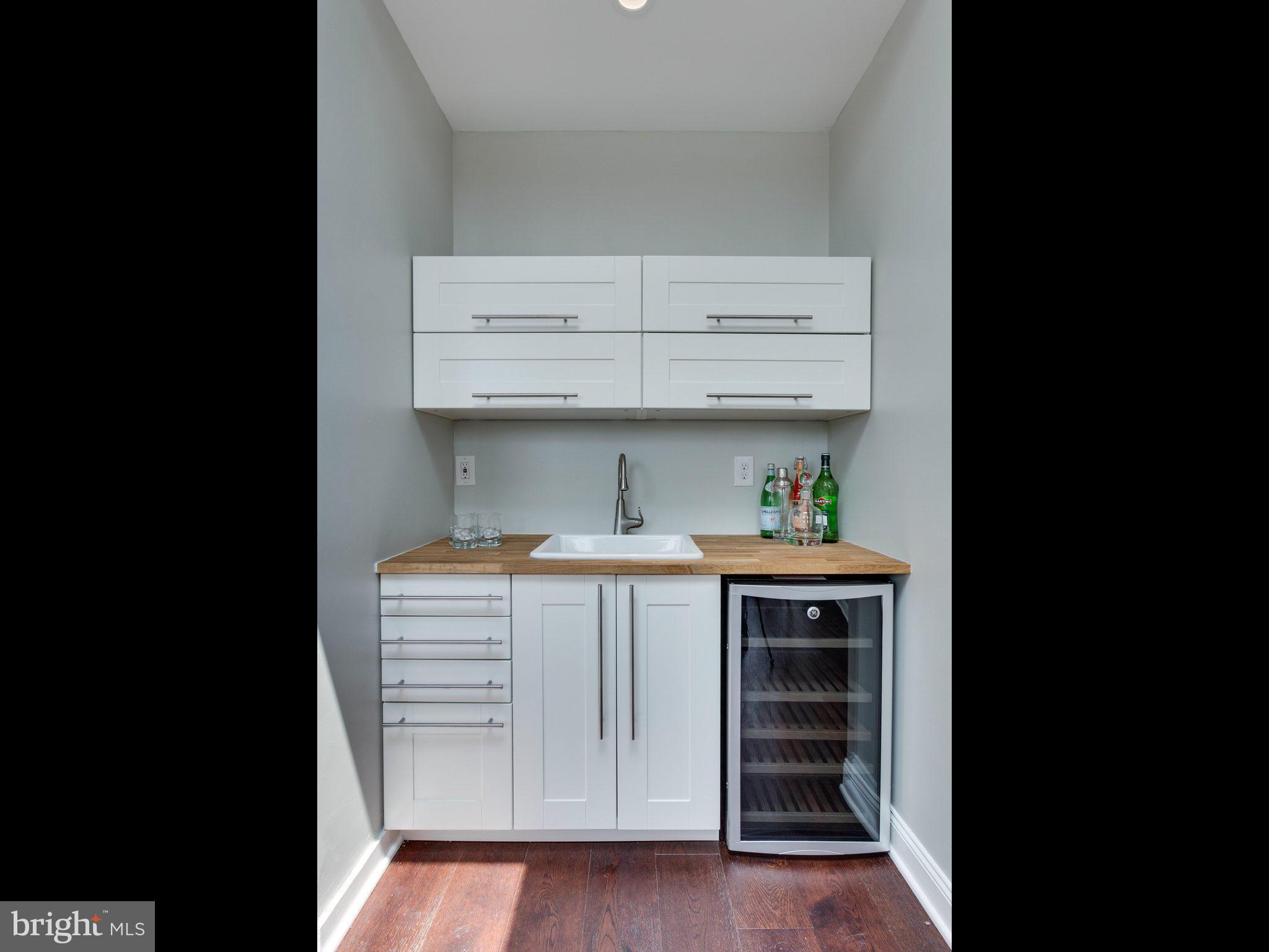 61 N Street Northwest, Unit 2 Washington, DC 20001 - Photo 20 of 28 Wet bar