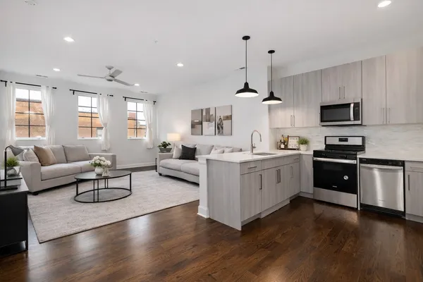 $2,500 | 5055 South Dorchester Avenue, Unit 207, Chicago, IL 60615