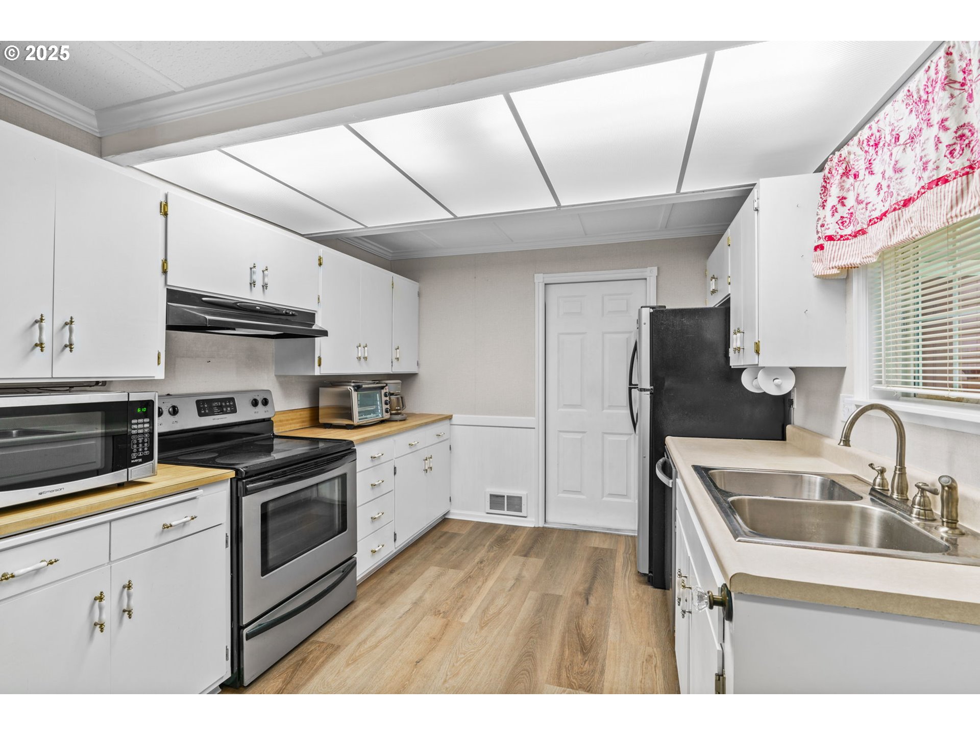 5213 Hilltop Drive Florence, OR 97439 - Photo 11 of 32 a kitchen with granite countertop a sink stainless steel appliances and cabinets