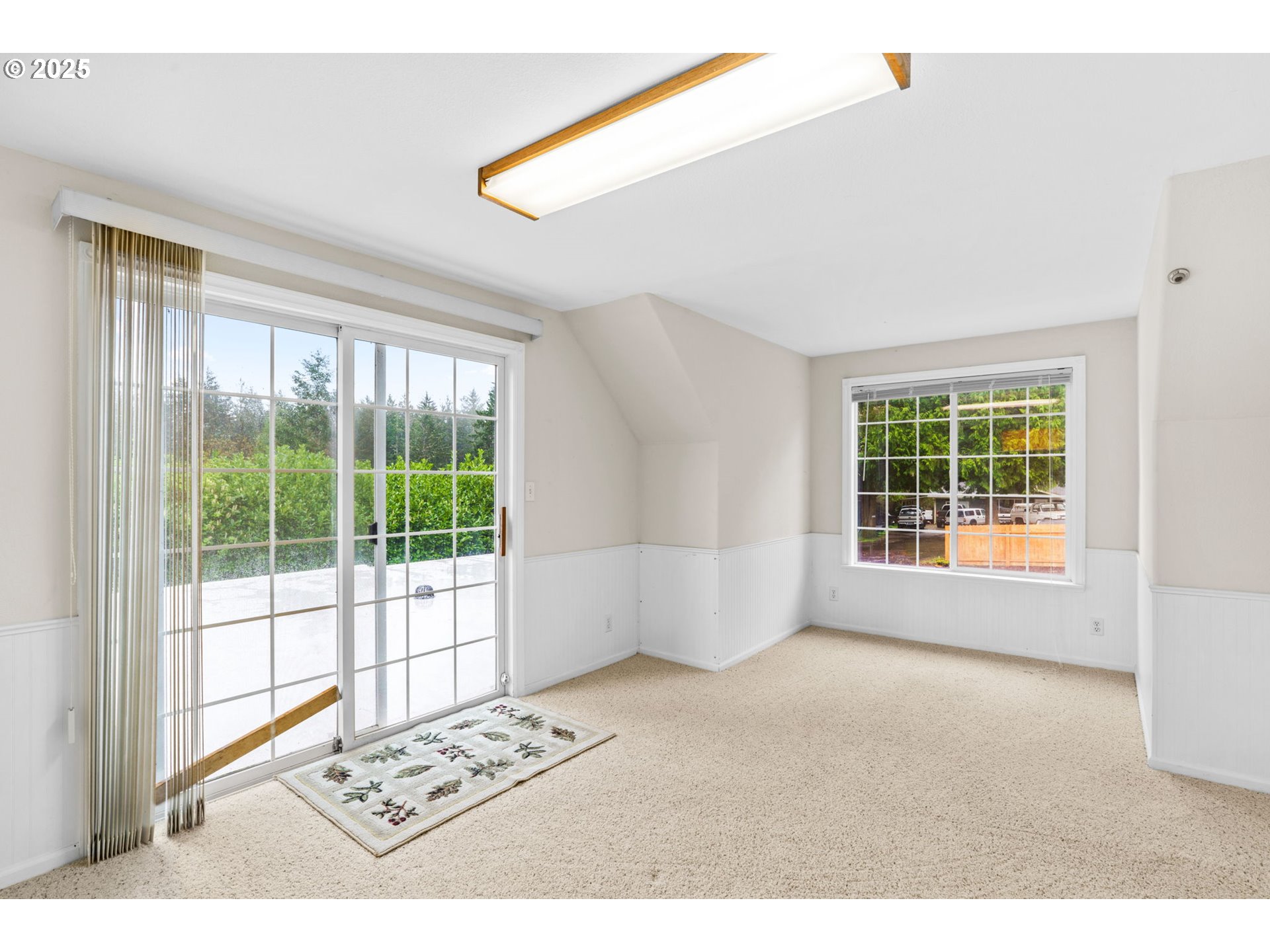 5213 Hilltop Drive Florence, OR 97439 - Photo 25 of 32 a living room with a large window