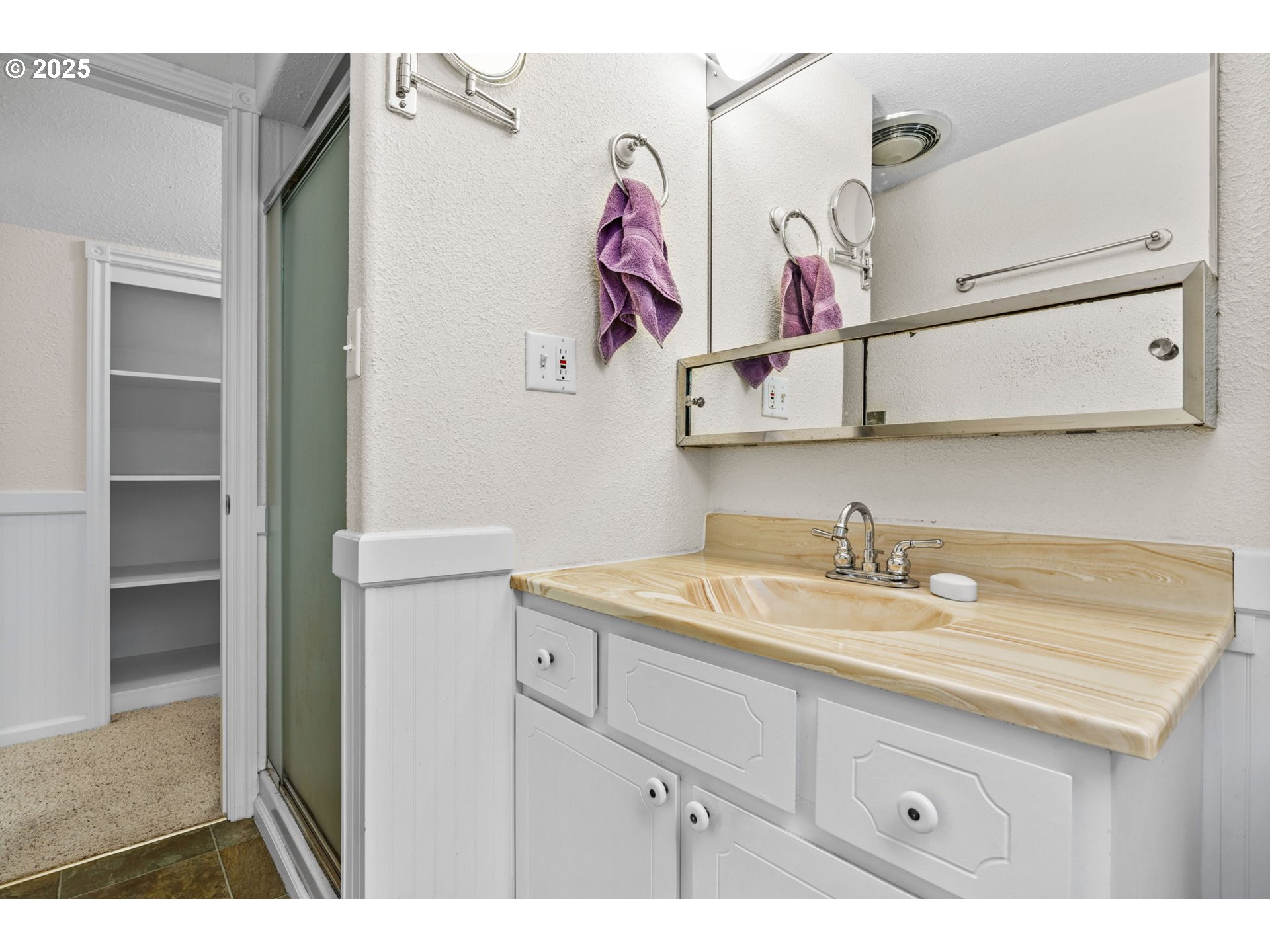 5213 Hilltop Drive Florence, OR 97439 - Photo 28 of 32 a bathroom with a sink and mirror