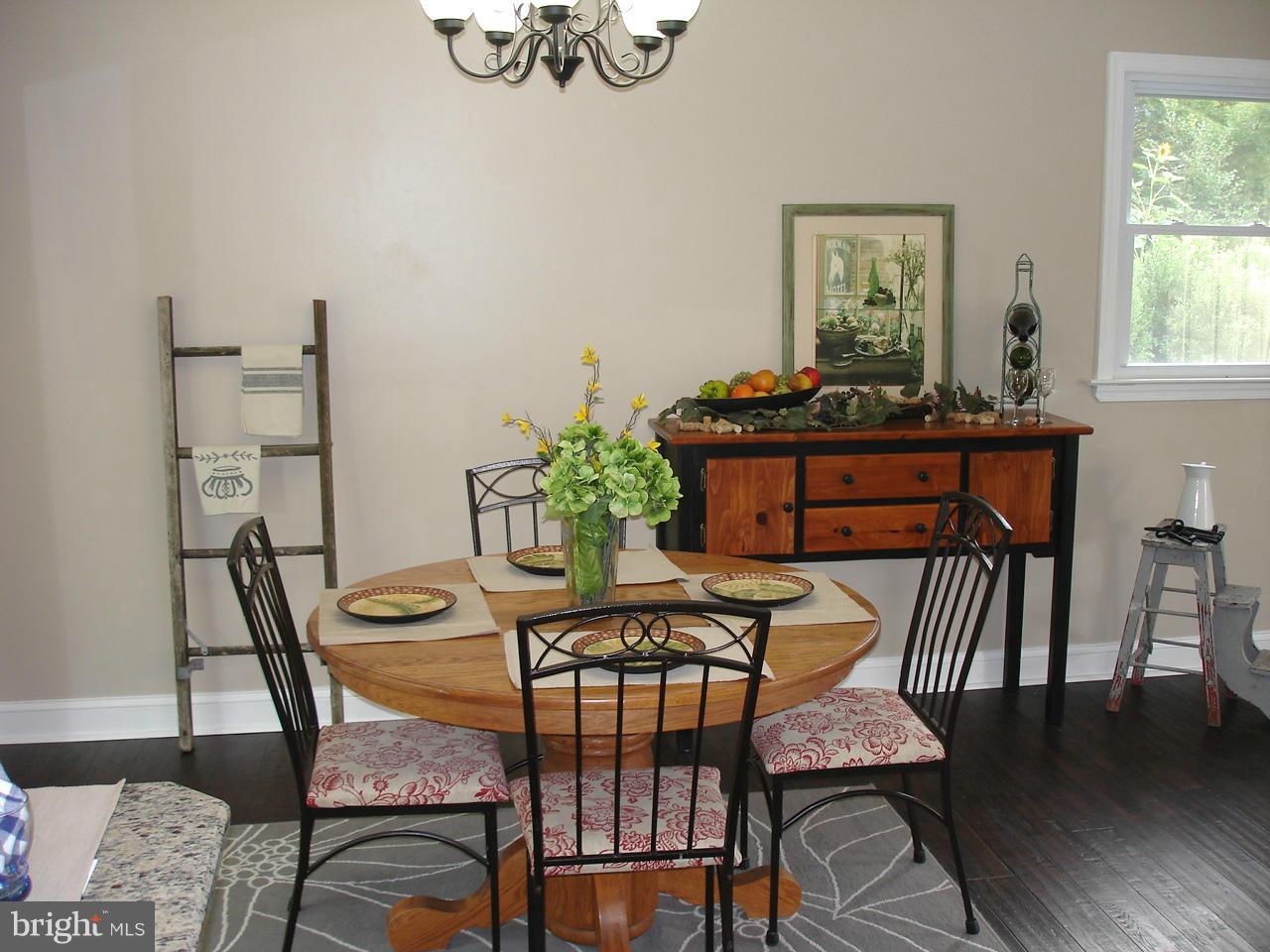 9138 Covered Bridge Road Baltimore, MD 21234 - Photo 19 of 30 BRIGHT/ CHEERY EATING AREA