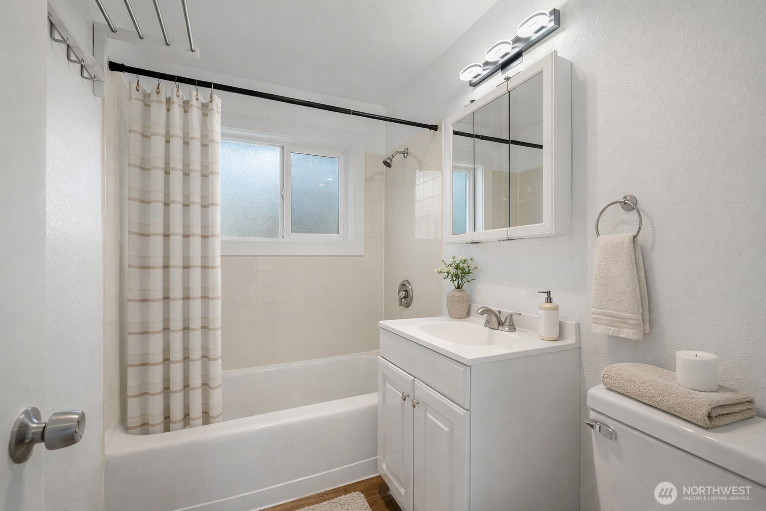 3300 Northeast 7th Place Renton, WA 98056 - Photo 4 of 25 Gallery Image 4