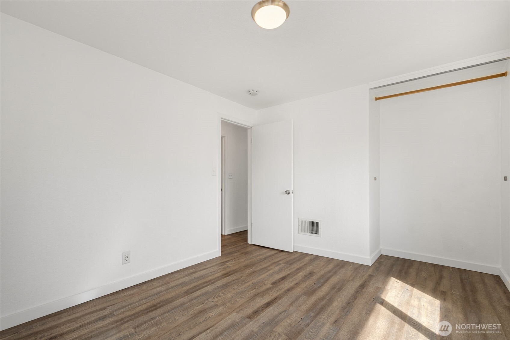 3300 Northeast 7th Place Renton, WA 98056 - Photo 6 of 25 Gallery Image 6