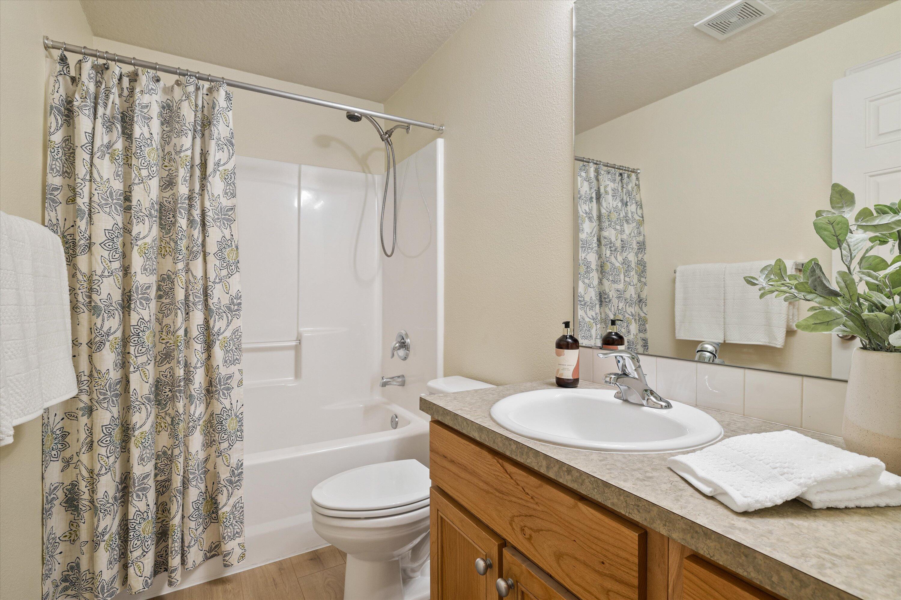 63169 Boyd Acres Road Bend, OR 97701 - Photo 20 of 23 Bathroom #2