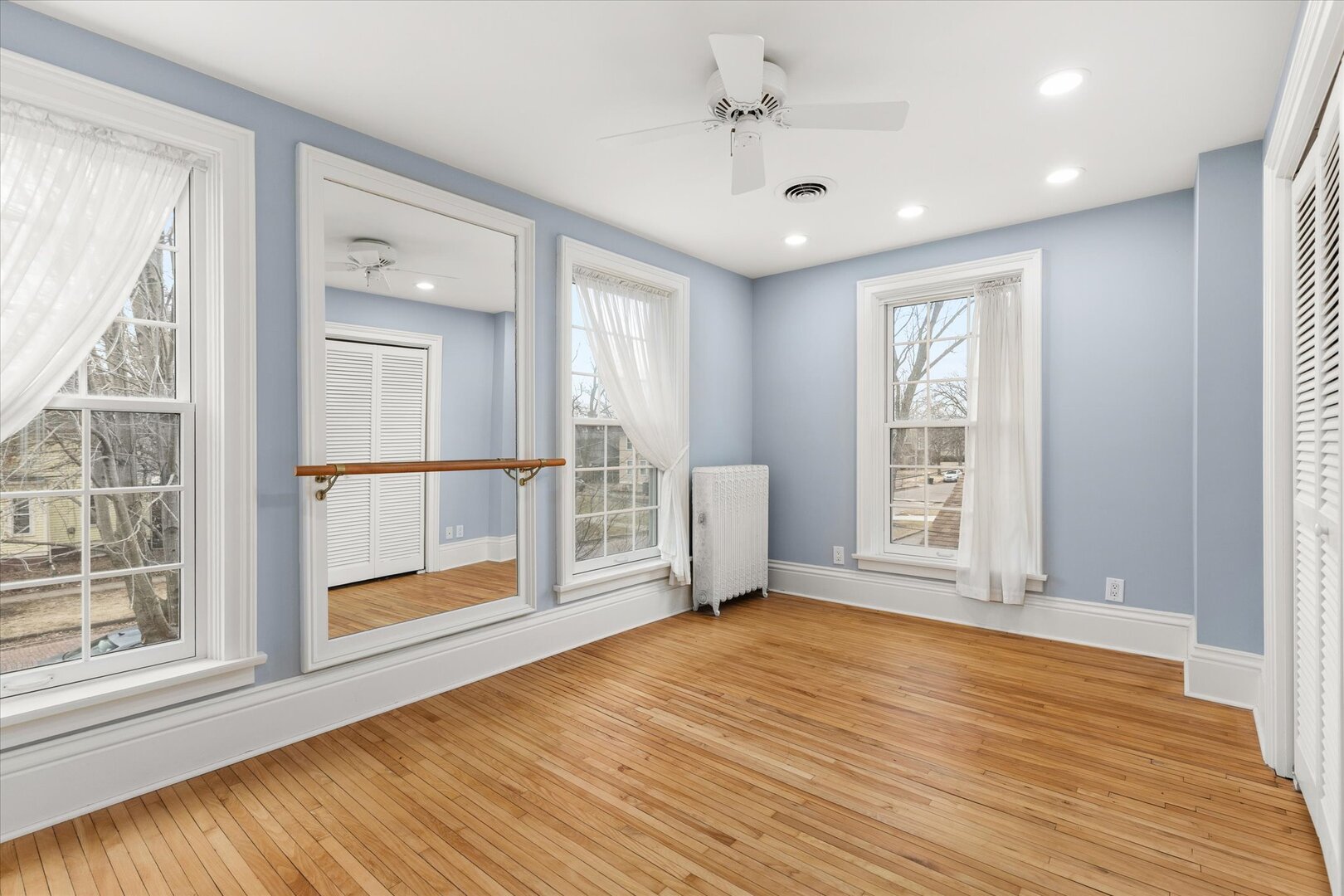 540 Pearl Street Ottawa, IL 61350 - Photo 38 of 70 an empty room with wooden floor and windows