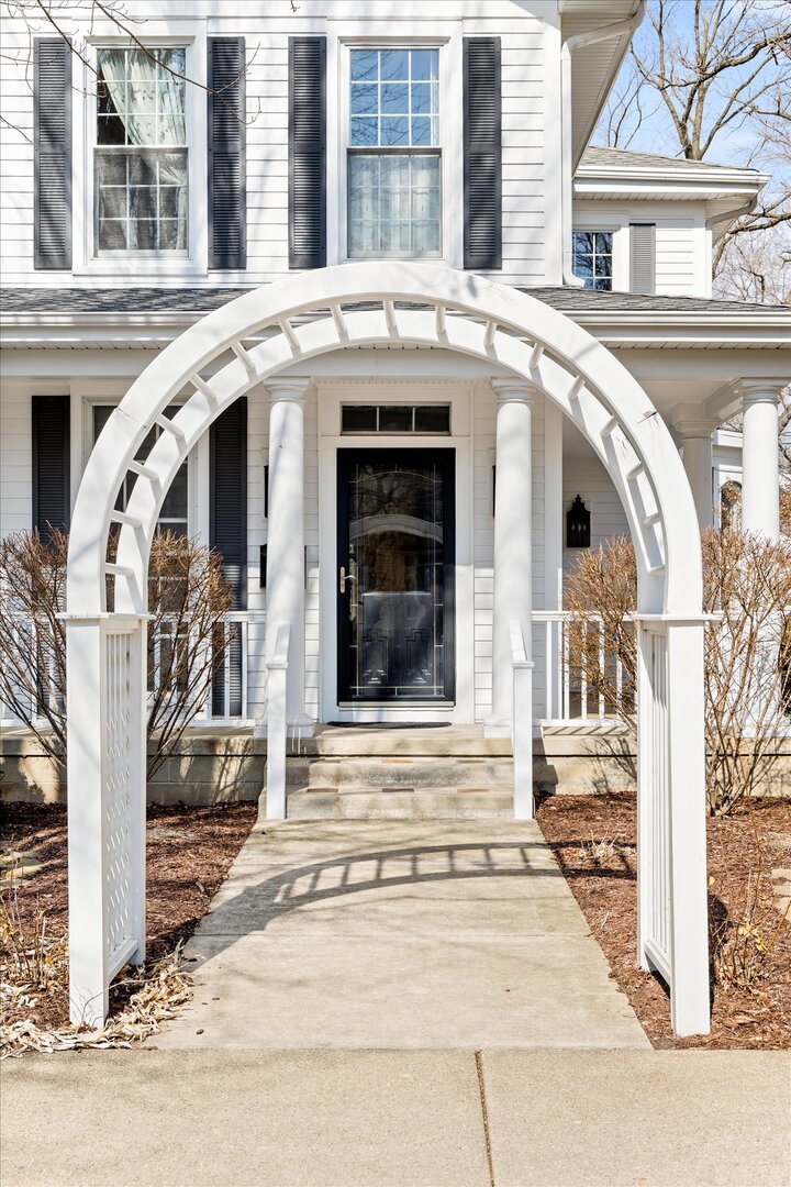 540 Pearl Street Ottawa, IL 61350 - Photo 4 of 70 a front view of a house with a porch