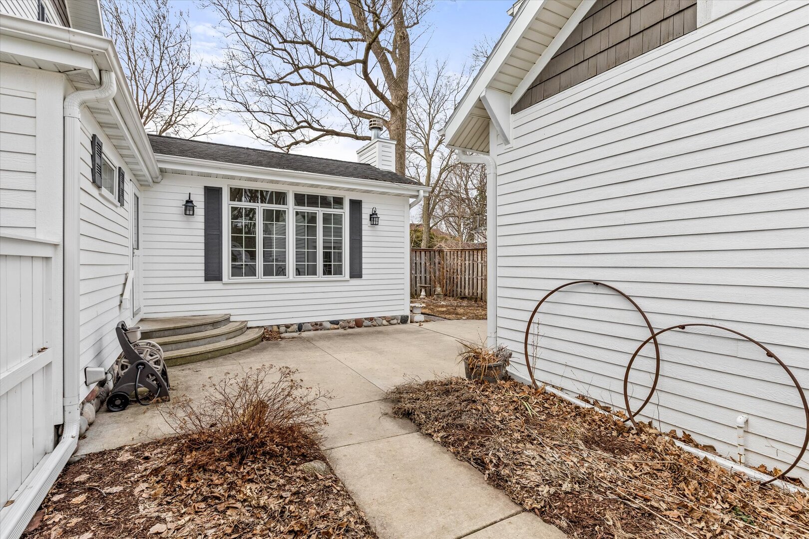 540 Pearl Street Ottawa, IL 61350 - Photo 63 of 70 a house view with a backyard