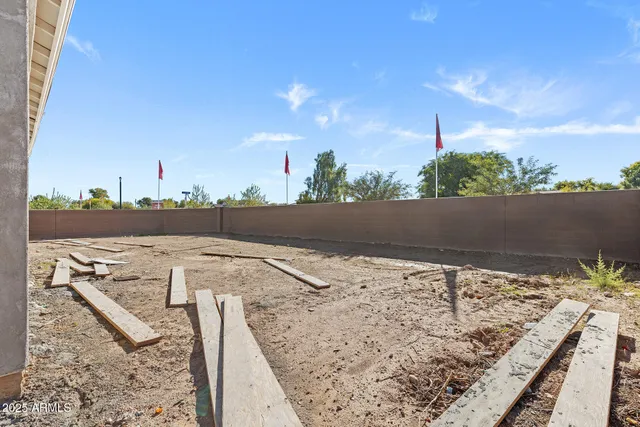 a view of a backyard