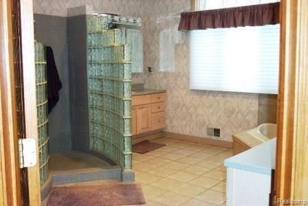 2274 Addaleen Road Highland, MI 48357 - Photo 32 of 43 Master Bath-2274 Addaleen.JPG