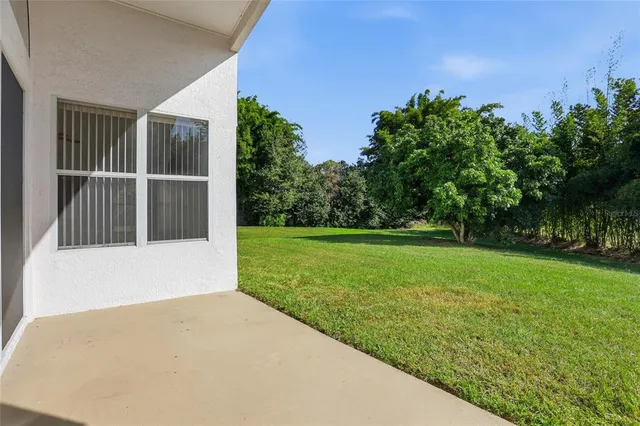 a view of an house with backyard