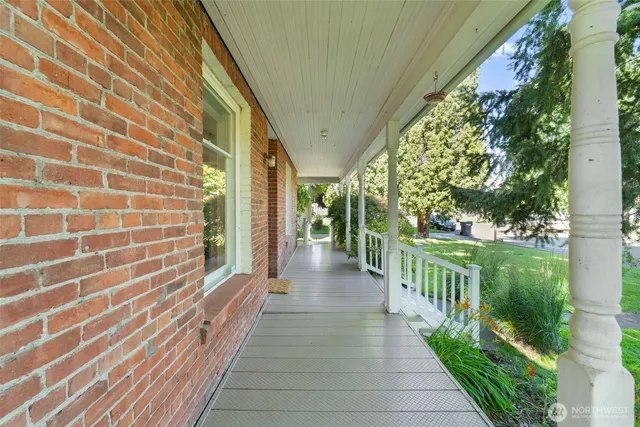 a view of a pathway both side of house