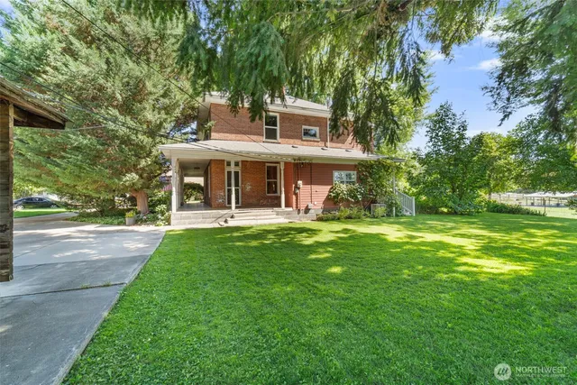 a view of a house with a yard table and chairs