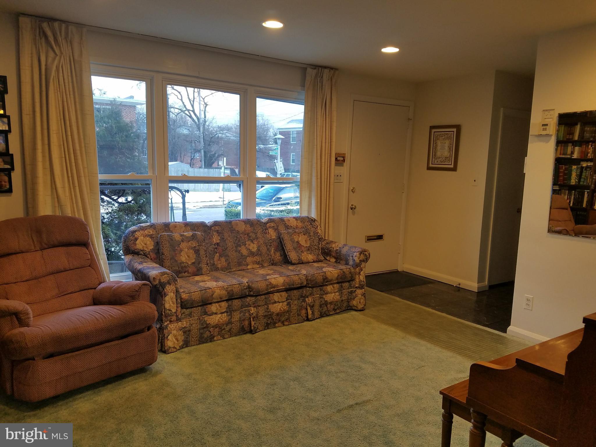 3812 Bancroft Road Baltimore, MD 21215 - Photo 2 of 14 Living Room