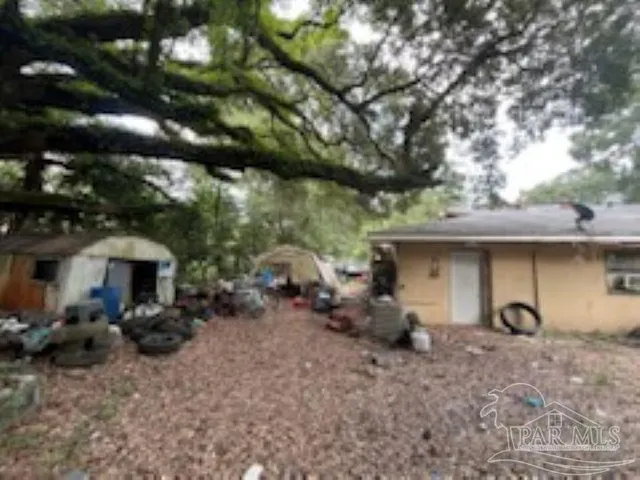 a view of a house with backyard