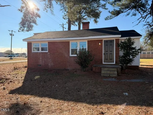 $1,100 | 910 East Divine Street, Dunn, NC 28334