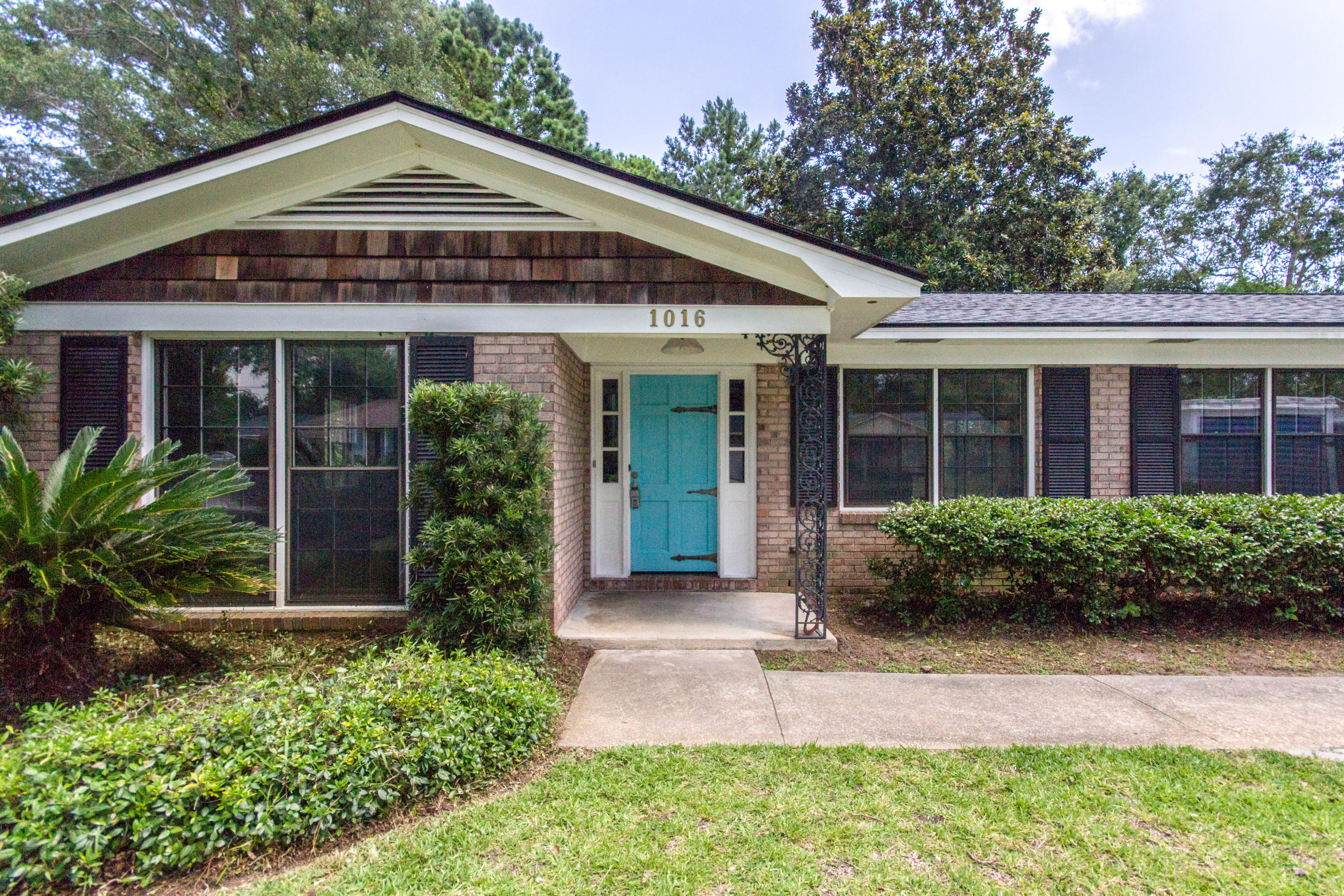 1016 Foxcroft Road Charleston, SC 29412 - Photo 1 of 27 ck1707071-1003