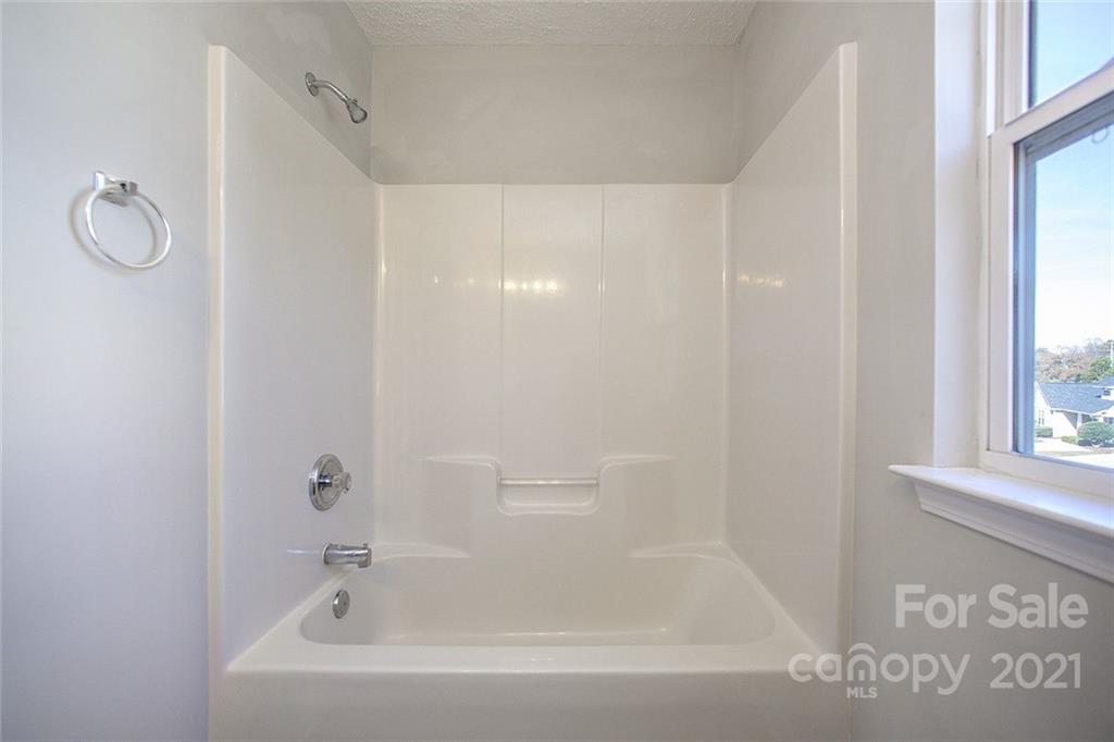 881 Raindrops Road Gastonia, NC 28054 - Photo 15 of 25 a bathroom with a bathtub